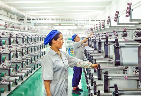 神特公司车间工人奋战高温纪实(照片)_副本